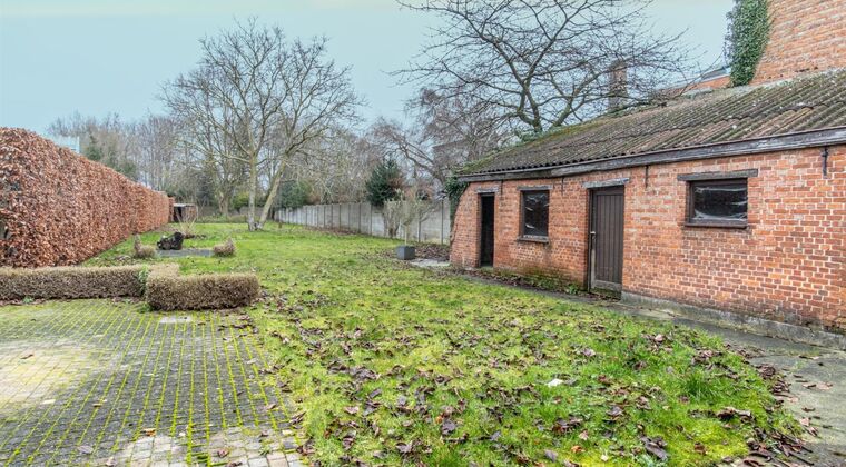 Verrassend ruime, op te frissen woning met handelsruimte op toplocatie in het hartje van Overmere Centrum.
Op de benedenverdieping bevindt zich het woongedeelte bestaande uit een ruime living met open keuken, bureauruimte en toilet.
De handelsruimte aa