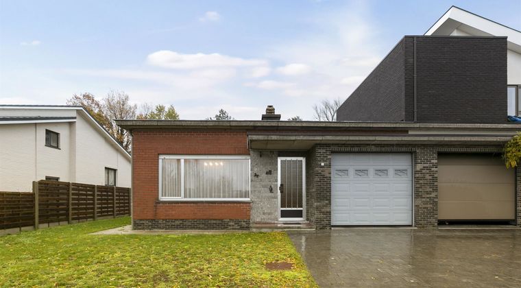 De op te frissen bungalow bevindt zich in een rustige doodlopende straat maar is wel dicht bij het centrum van St-Pauwels, vlotte ontsluiting via E49 en E17.
Er is een inpandige garage die connecteert met de inkomhal.
De leefruimte met open haard is heel