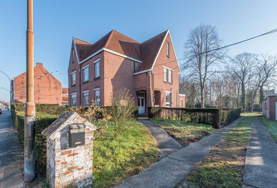 Deze voormalige pastorijwoning centrum Moerbeke-Waas beschikt over een zeer ruime leefruimte met hoge plafonds en een zeer ruime keuken op de gelijkvloers. Op de eerste verdieping bevinden zich 6 slaapkamers, waarvan er 1 is voorzien van een douche en lav