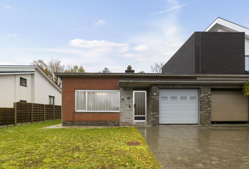 De op te frissen bungalow bevindt zich in een rustige doodlopende straat maar is wel dicht bij het centrum van St-Pauwels, vlotte ontsluiting via E49 en E17.
Er is een inpandige garage die connecteert met de inkomhal.
De leefruimte met open haard is heel 