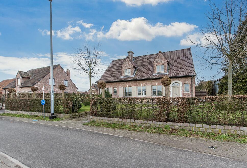 Prachtige villa met uniek zicht op de weilanden
Deze landelijke villa met 4 slaapkamers en 2 badkamers beschikt maar liefst over 320 m² bewoonbare oppervlakte en werd gebouwd in 1996. De woning is goed gelegen nabij invalswegen en geniet van een mooi uit